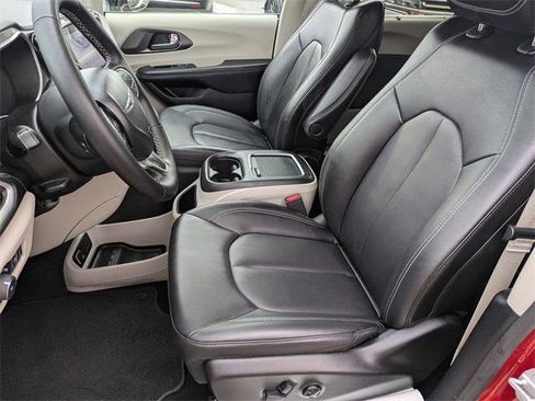 Certified 2024 Chrysler Pacifica Touring-L image 11