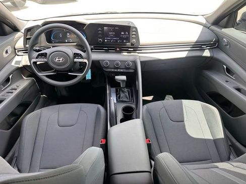Used 2026 Hyundai Elantra SE FWD image 7