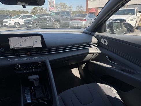 Used 2025 Hyundai Elantra SEL image 36