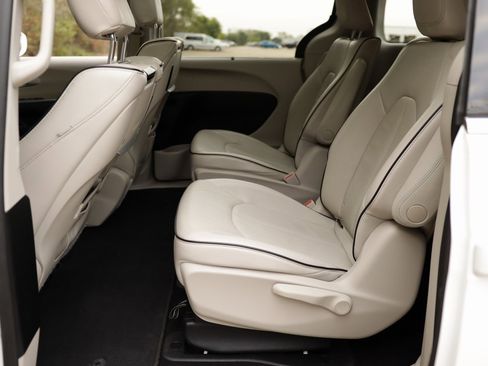 Used 2018 Chrysler Pacifica Limited w/ Advanced Safetytec Group image 30