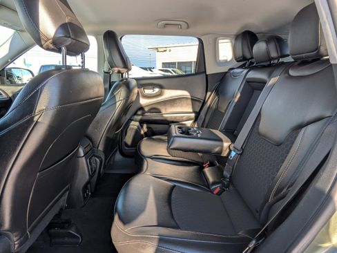 Used 2019 Jeep Compass Latitude image 3