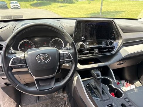 Used 2023 Toyota Highlander XLE AWD/4WD image 16
