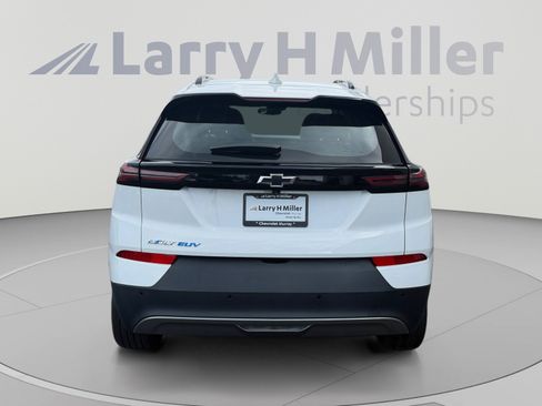 Used 2022 Chevrolet Bolt EUV LT w/ Comfort Package FWD image 4