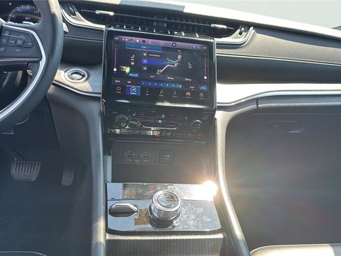 Certified 2025 Jeep Grand Cherokee L Limited AWD/4WD image 18