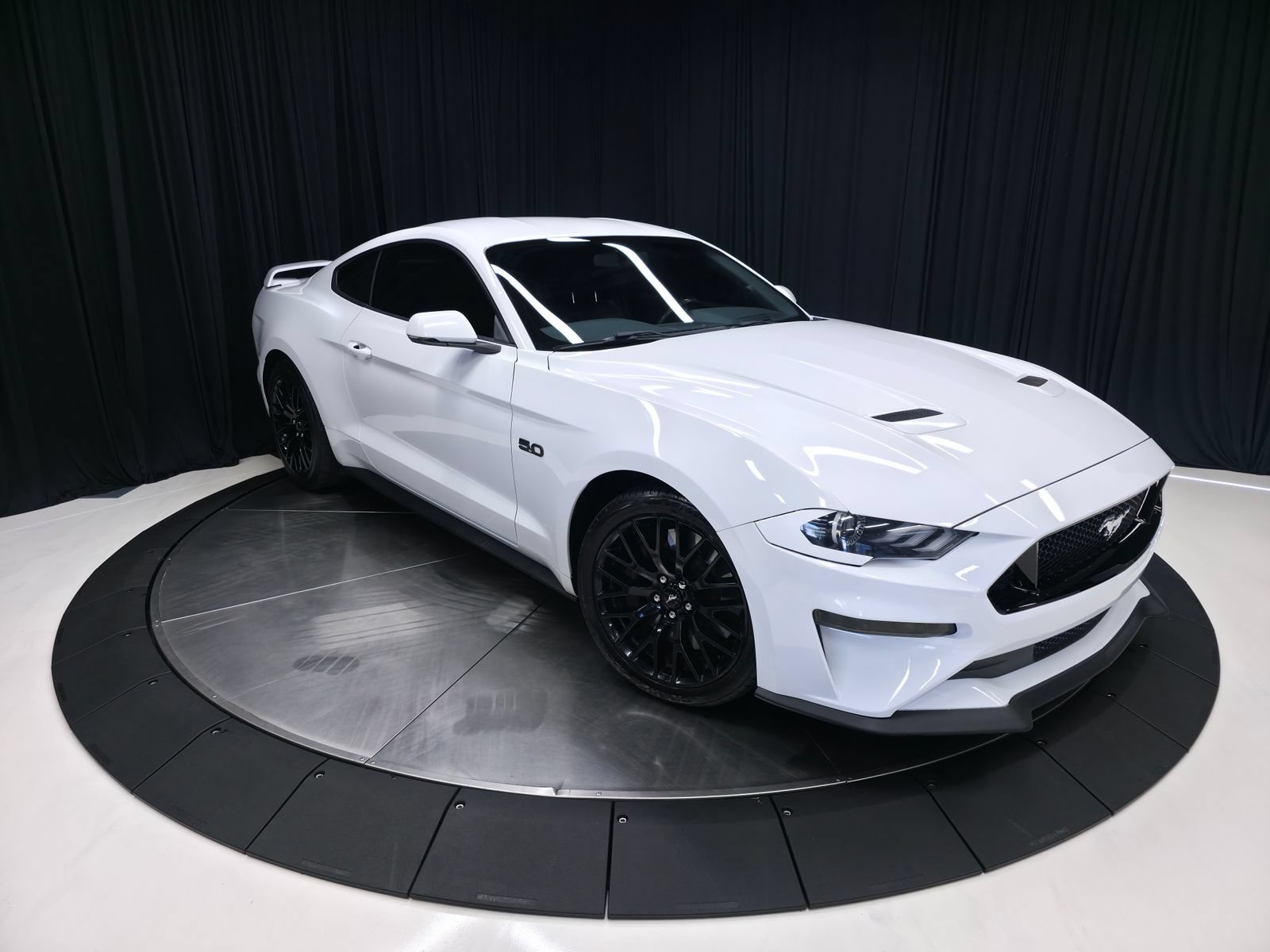 Used 2018 Ford Mustang GT Premium w/ GT Performance Package RWD image 7