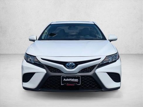 Used 2019 Toyota Camry SE w/ Sunroof Package FWD image 2