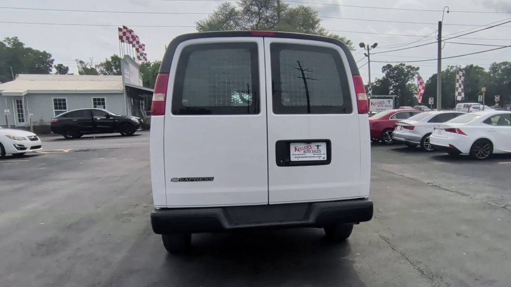 Used 2018 Chevrolet Express 2500 w/ Driver Convenience Package RWD image 7