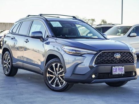 Used 2022 Toyota Corolla Cross XLE image 2