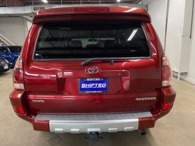Used 2005 Toyota 4Runner SR5 AWD/4WD image 4