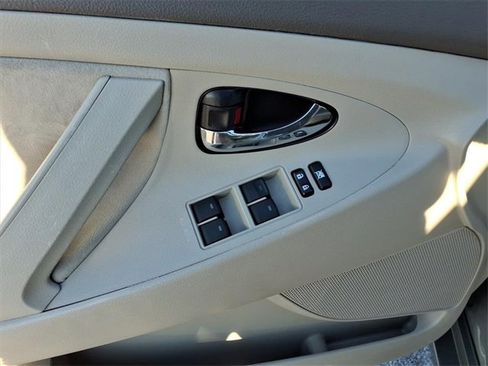 Used 2011 Toyota Camry LE image 9