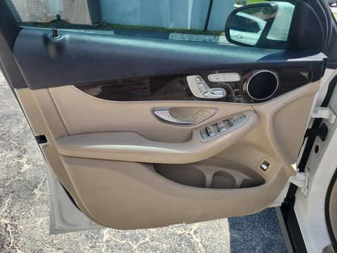 Used 2020 Mercedes-Benz GLC 300 w/ Premium Package image 20