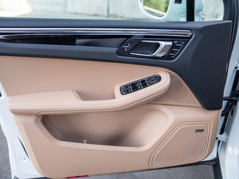 Certified 2025 Porsche Macan image 10