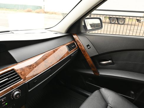 Used 2007 BMW 550i Sedan image 39