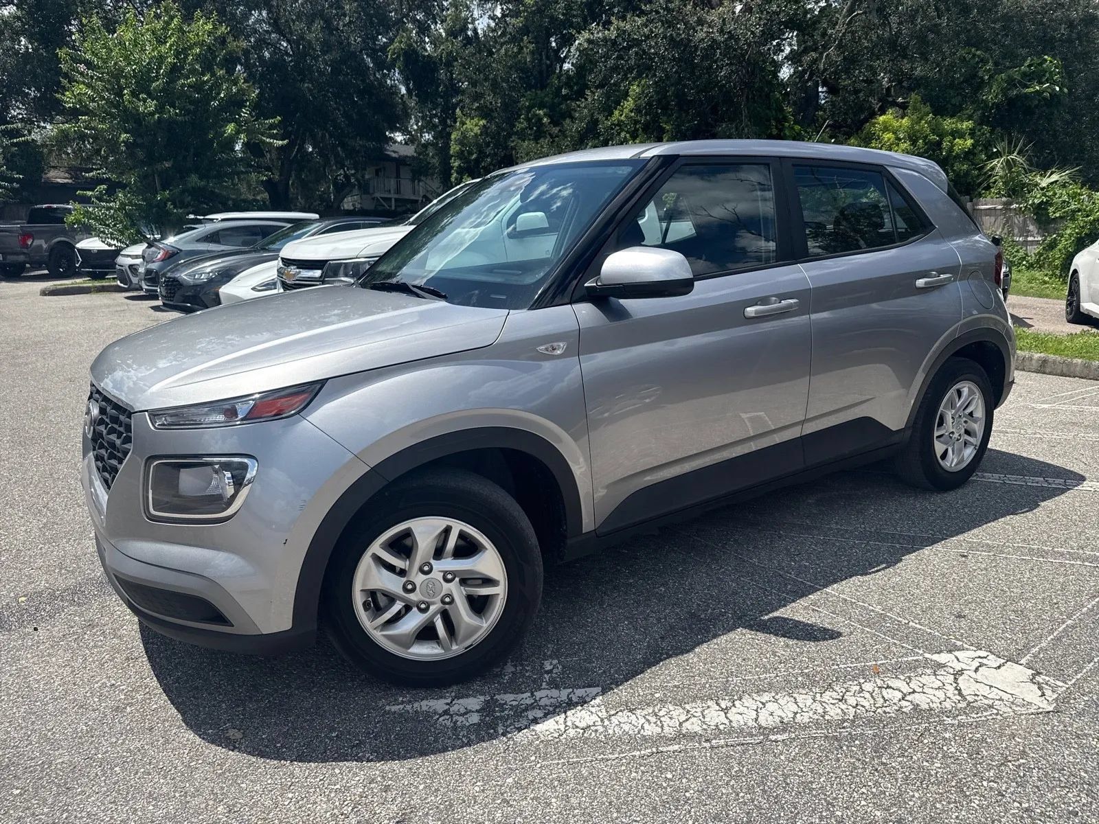 Used 2023 Hyundai Venue SE FWD image 4