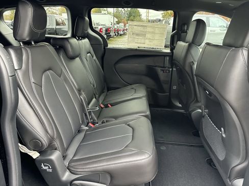 New 2026 Chrysler Pacifica Select w/ S Appearance Package image 7