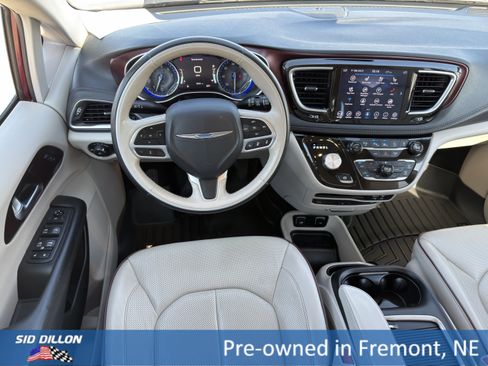 Used 2019 Chrysler Pacifica Limited w/ Tire & Wheel Group FWD image 10