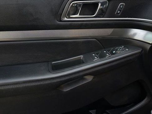 Used 2018 Ford Explorer XLT image 13