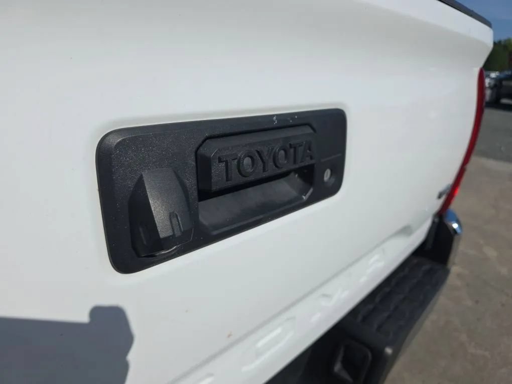 Used 2017 Toyota Tacoma TRD Off-Road w/ Tow Package RWD image 9