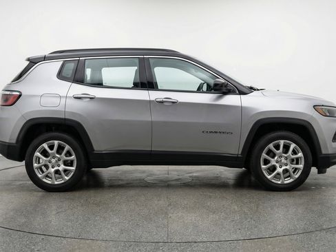 Used 2025 Jeep Compass Limited AWD/4WD image 11