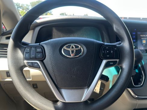 Used 2017 Toyota Sienna LE FWD image 18