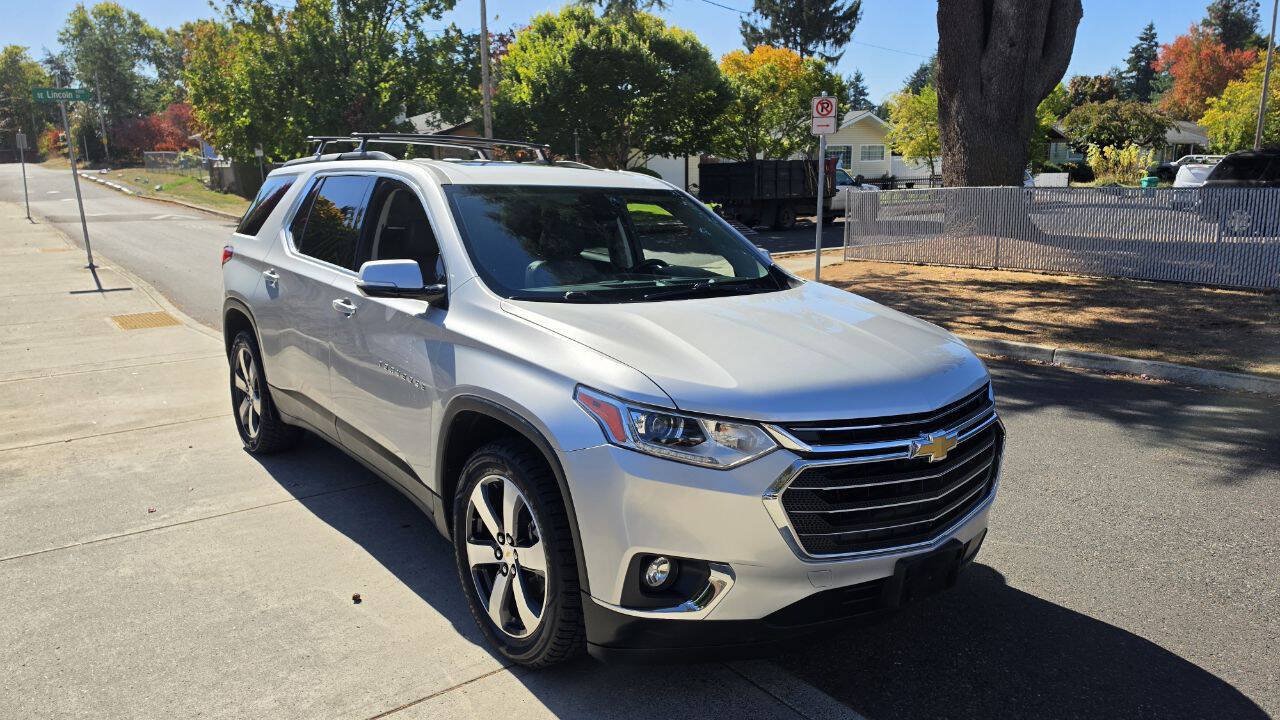 Used 2019 Chevrolet Traverse LT w/ LT Premium Package AWD/4WD image 3
