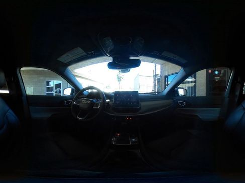 Used 2025 Jeep Compass Limited image 44