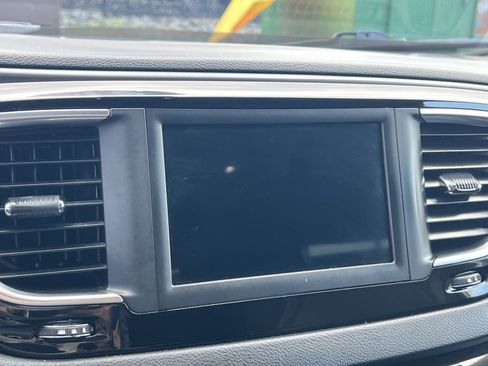 Used 2020 Chrysler Pacifica Touring-L image 17