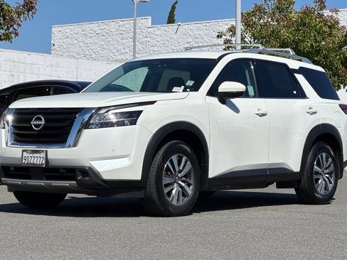 Certified 2023 Nissan Pathfinder SL FWD image 8