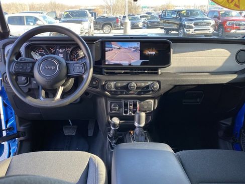 Used 2025 Jeep Gladiator Sport image 28