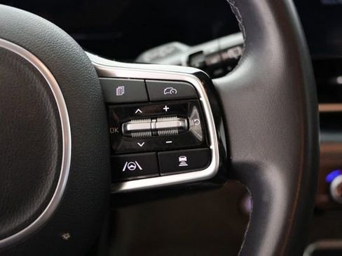 Used 2025 Kia Carnival FWD image 23