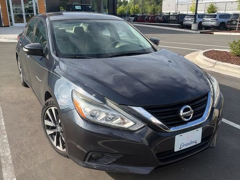 Used 2017 Nissan Altima 2.5 SV w/ Convenience Package FWD image 5
