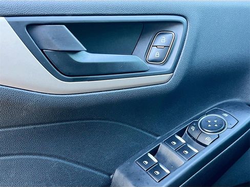 Used 2022 Ford Escape SE w/ SE Sport Appearance Package image 18