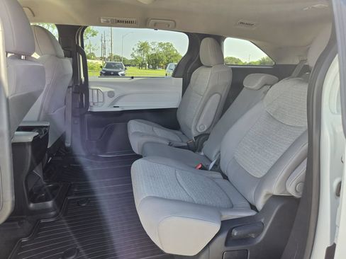 Used 2025 Toyota Sienna LE FWD image 29