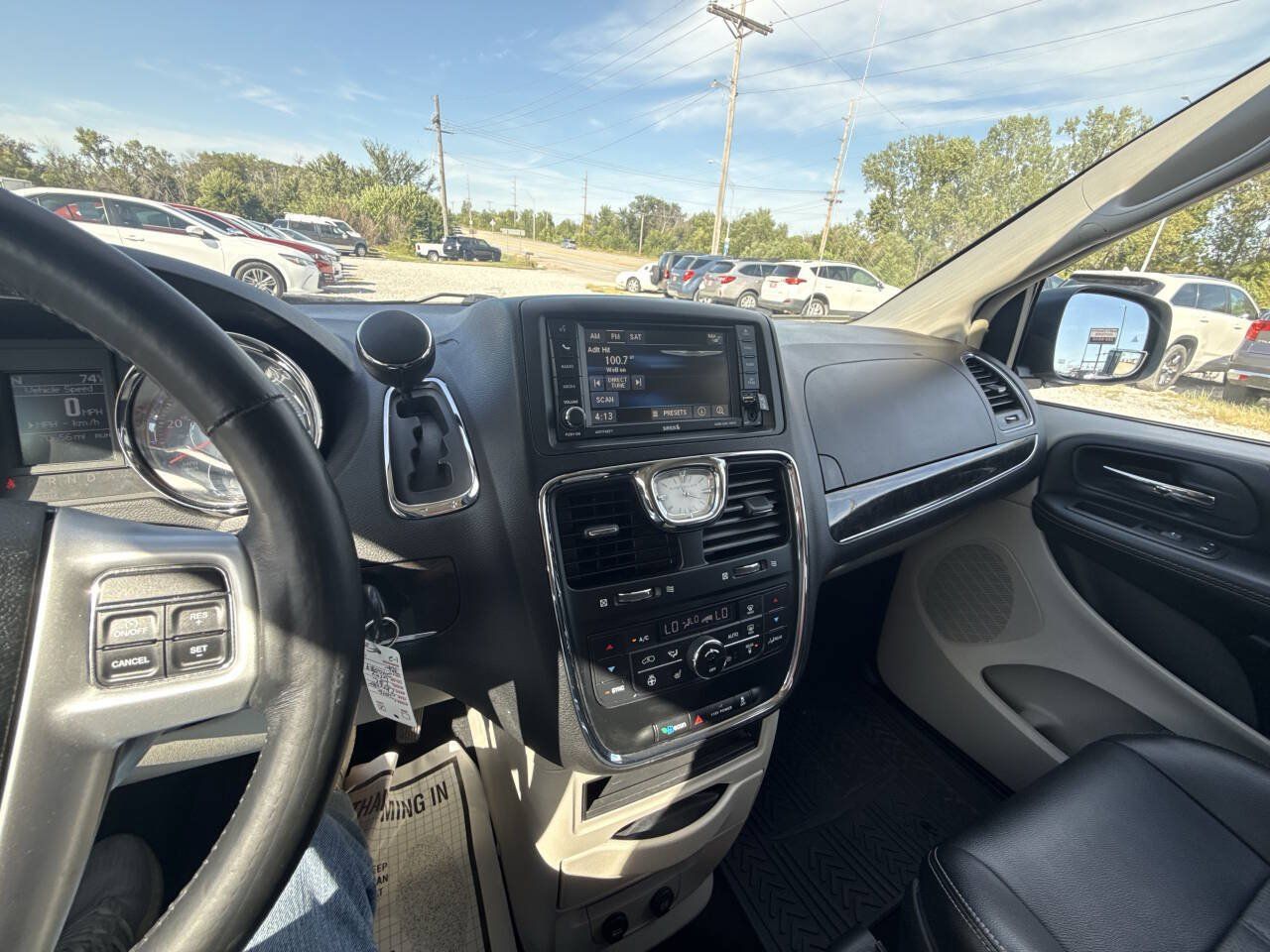 Used 2016 Chrysler Town & Country Touring-L w/ Driver Convenience Group FWD image 21