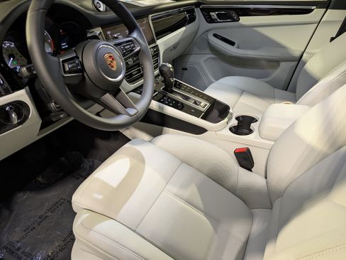 New 2026 Porsche Macan AWD/4WD image 5