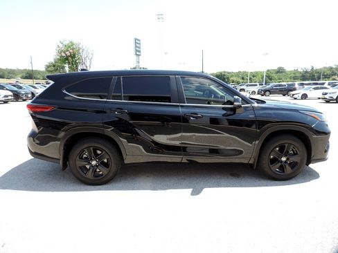 Used 2023 Toyota Highlander LE FWD image 4