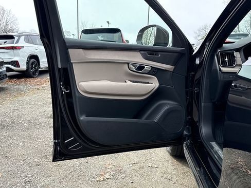 New 2026 Volvo XC90 T8 Plus w/ Protection Package Premier AWD/4WD image 9