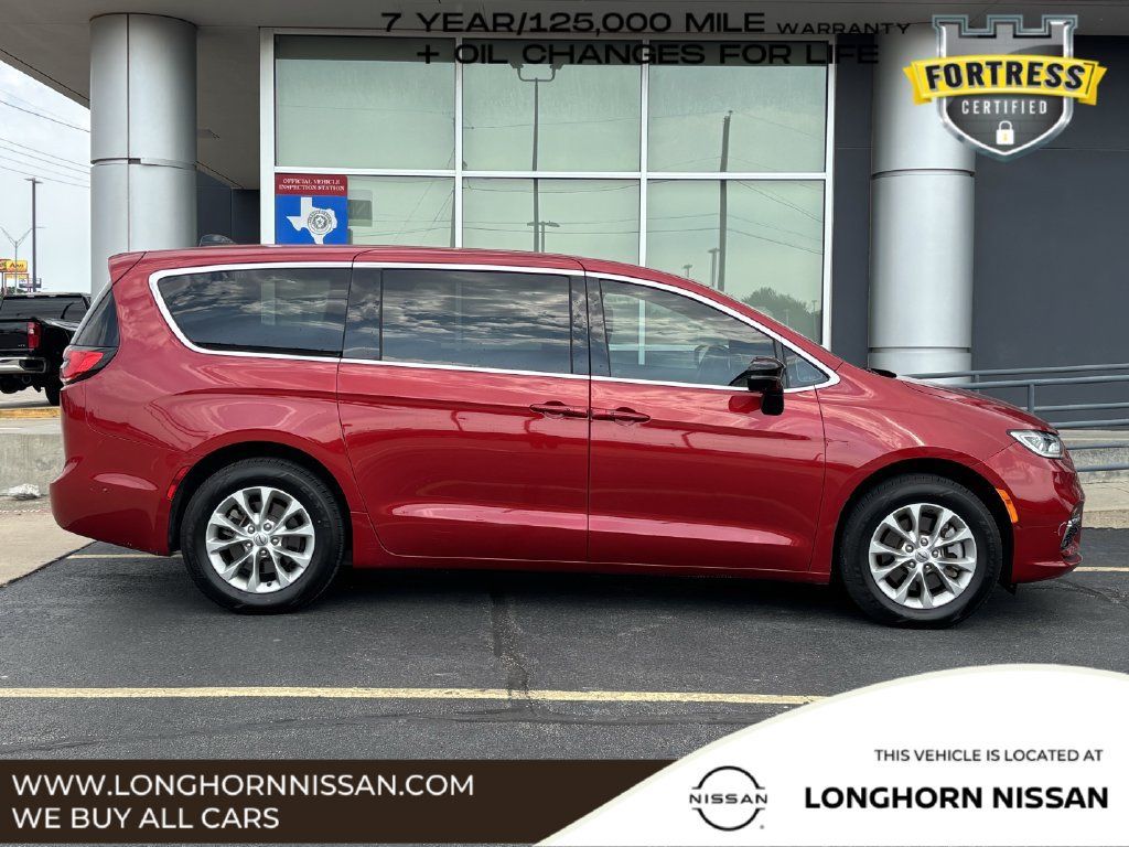 Used 2025 Chrysler Pacifica Select AWD/4WD image 2