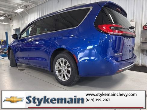 Used 2021 Chrysler Pacifica Touring-L w/ Uconnect Theater Family Group image 9