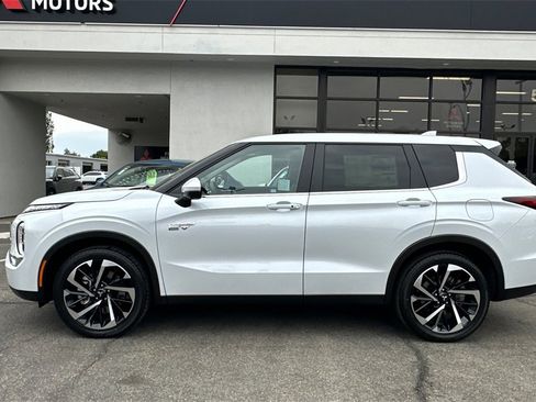 New 2025 Mitsubishi Outlander SE image 8