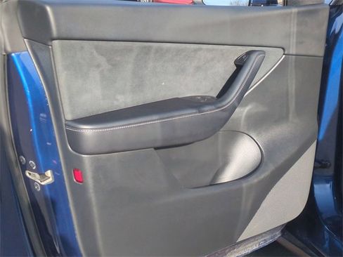 Used 2022 Tesla Model Y Long Range image 19