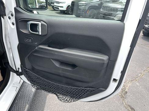 Used 2018 Jeep Wrangler Unlimited Sahara AWD/4WD image 17