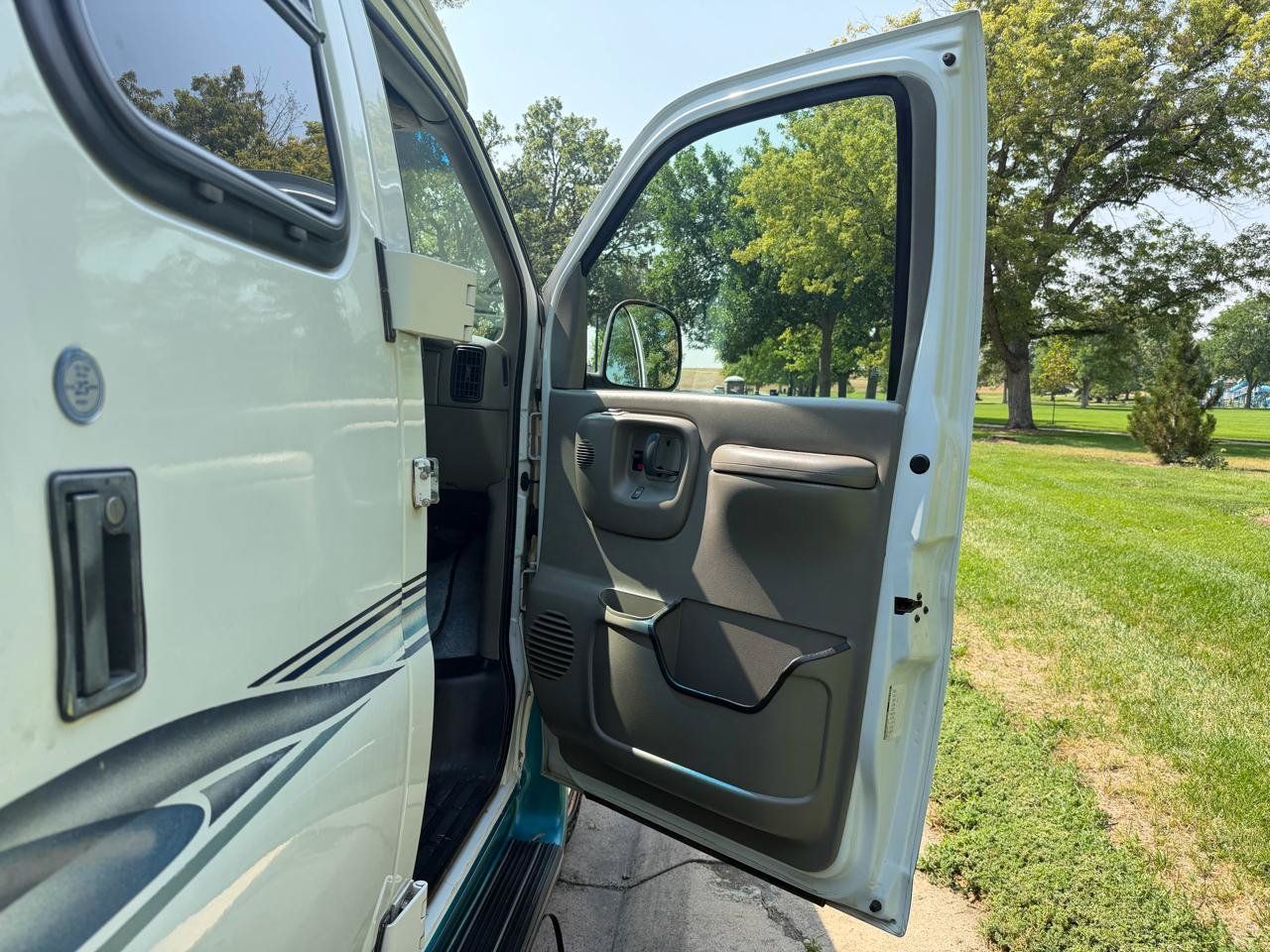 Used 2000 Chevrolet Express 3500 RWD image 12