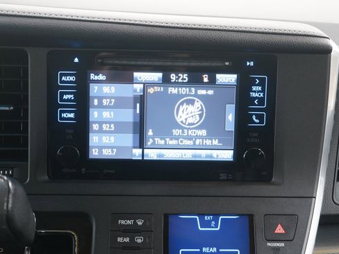 Used 2016 Toyota Sienna SE Premium image 16