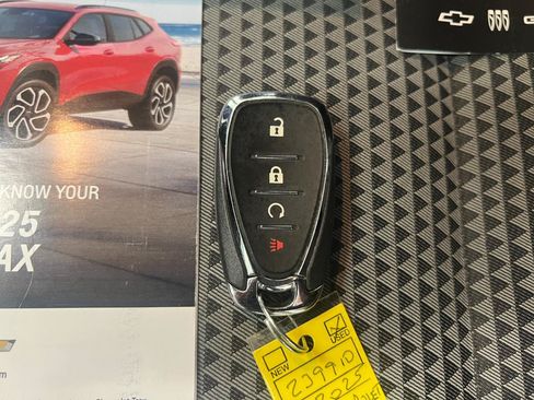 Used 2025 Chevrolet Trax LT w/ LT Convenience Package FWD image 56