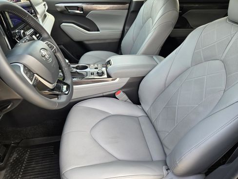 Used 2026 Toyota Highlander Platinum AWD/4WD image 9