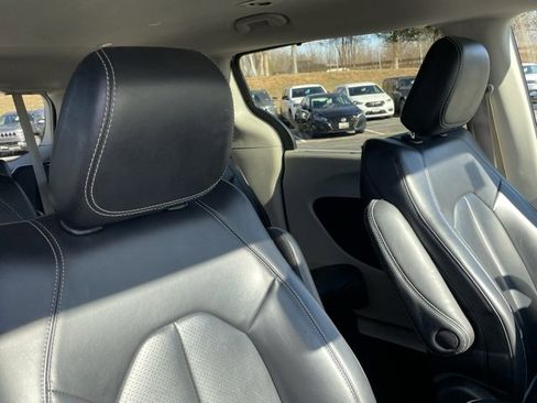 Used 2023 Chrysler Pacifica Touring-L image 29
