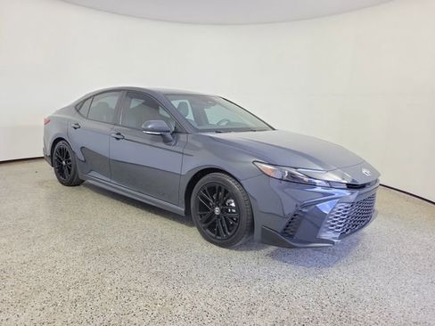 Used 2025 Toyota Camry SE image 4