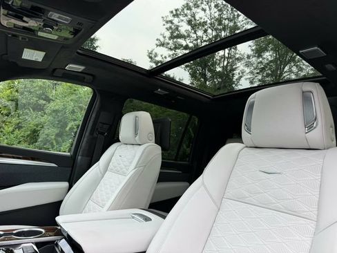 Used 2026 Cadillac Escalade ESV Platinum Luxury AWD/4WD image 18