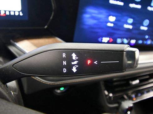 Used 2025 Chevrolet Tahoe High Country AWD/4WD image 22